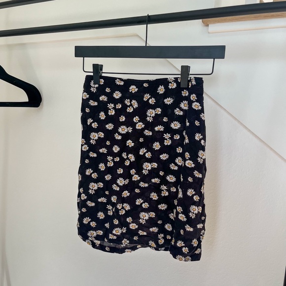 Hollister Daisy Skirt Ultra High Rise XS - Picture 2 of 3